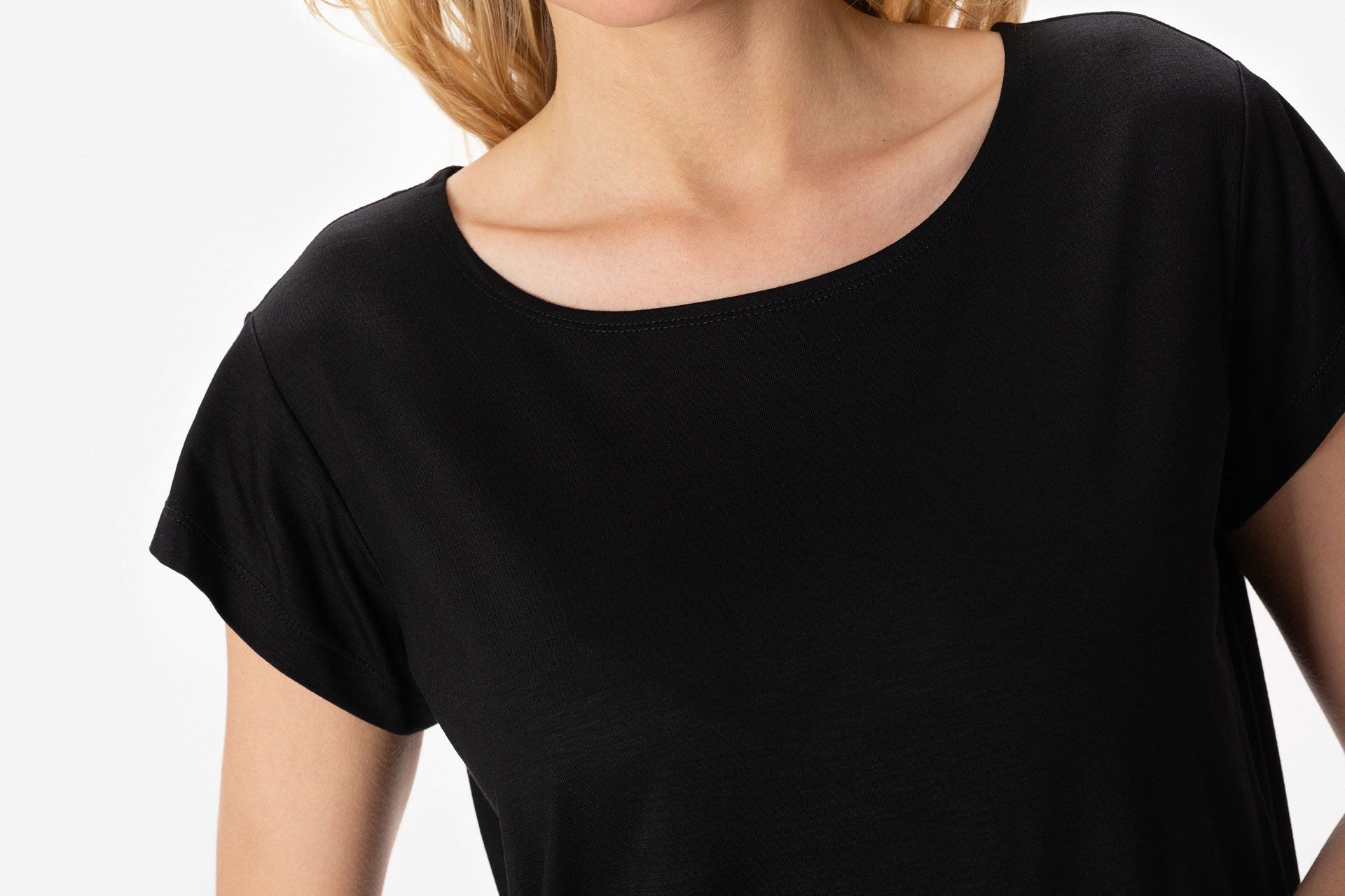 Dzianinowy t-shirt w czarnym kolorze Makalu