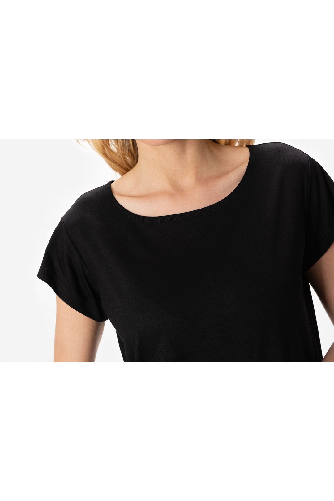 Dzianinowy t-shirt w czarnym kolorze Makalu