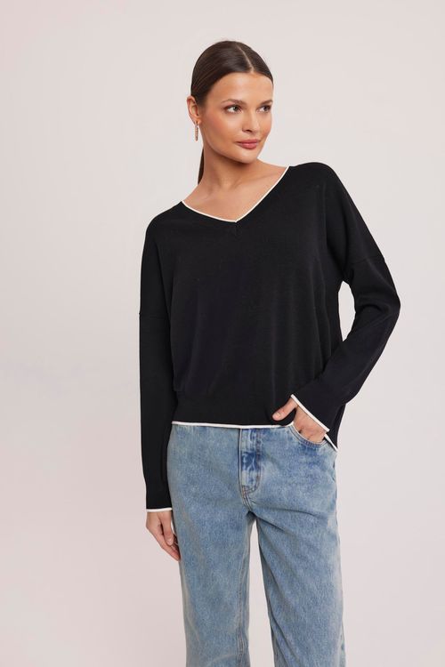 Czarny dzianinowy sweter z kontrastową lamówką