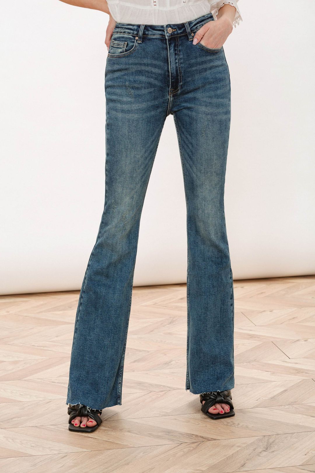 Granatowe jeansy typu bootcut Makalu