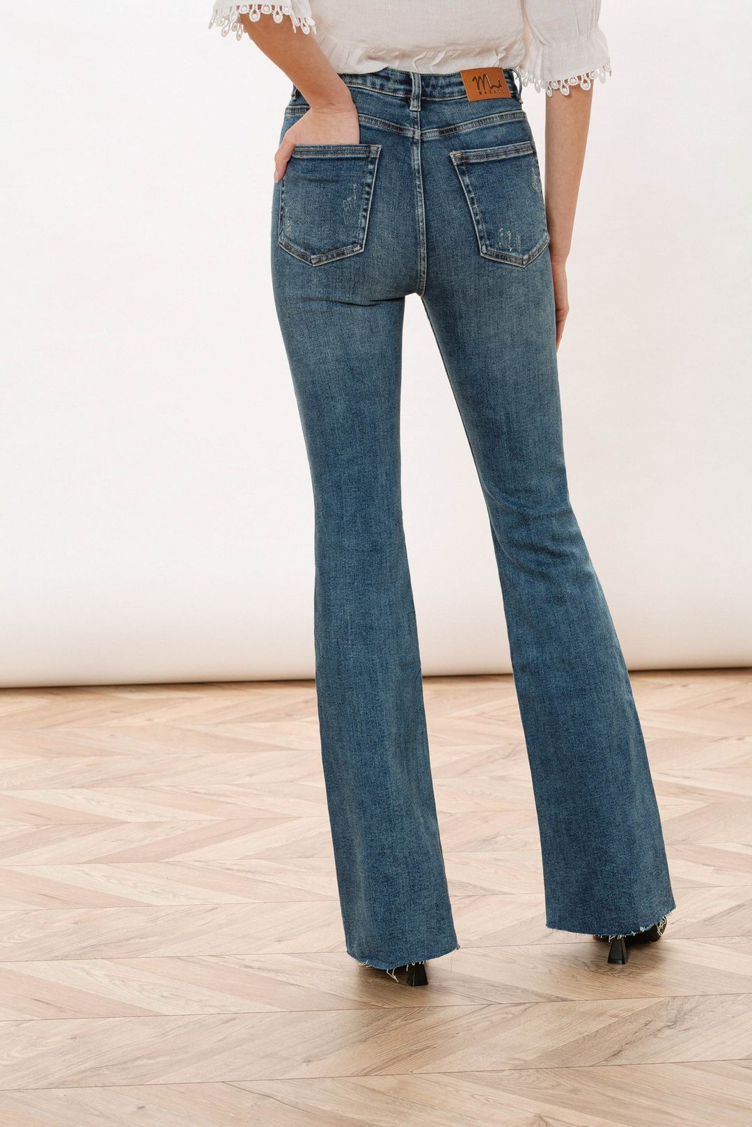 Granatowe jeansy typu bootcut Makalu