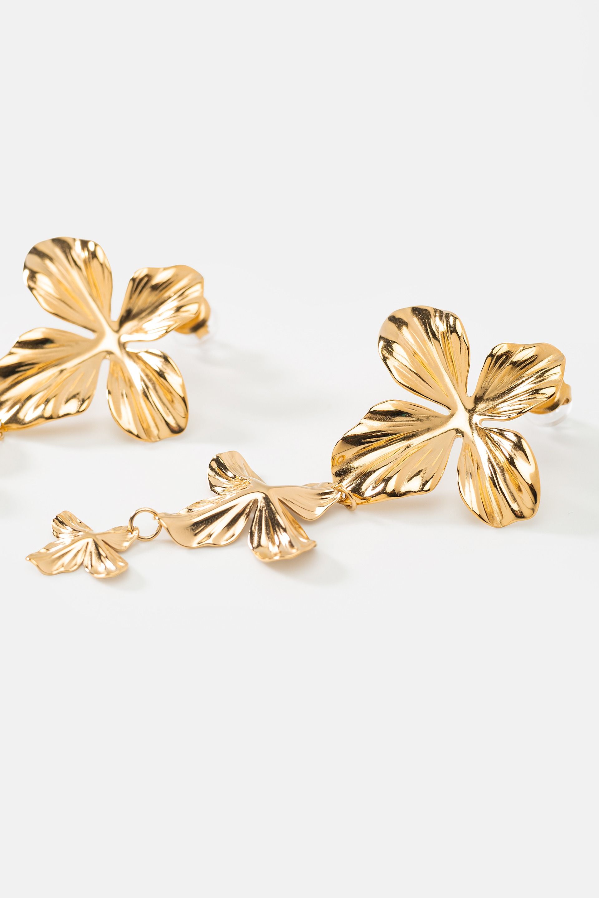 Złote kolczyki kwiaty ze stali szlachetnej