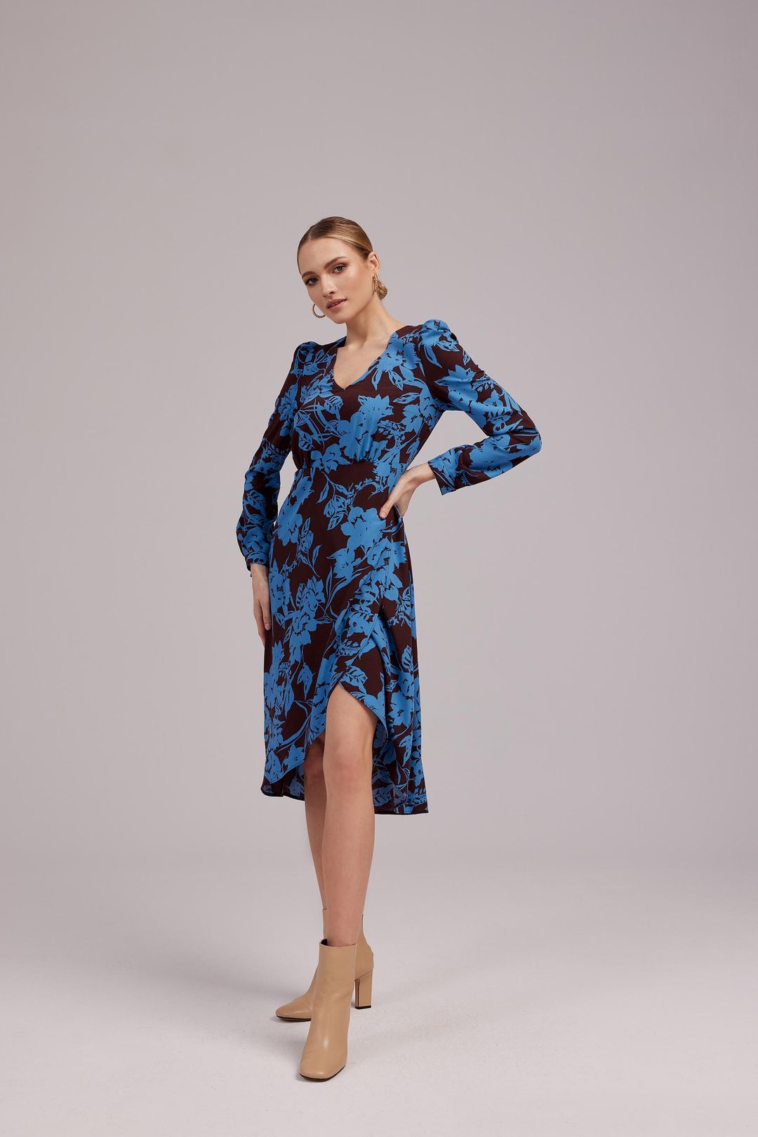 Niebieska sukienka we wzory Makalu