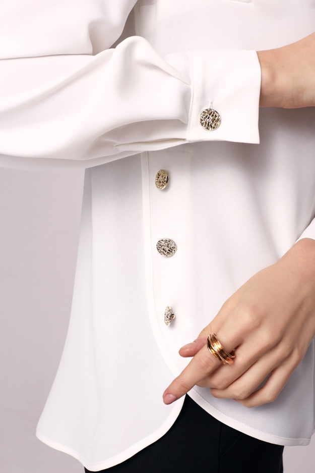 Kremowa elegancka bluzka z ozdobnymi guzikami Makalu