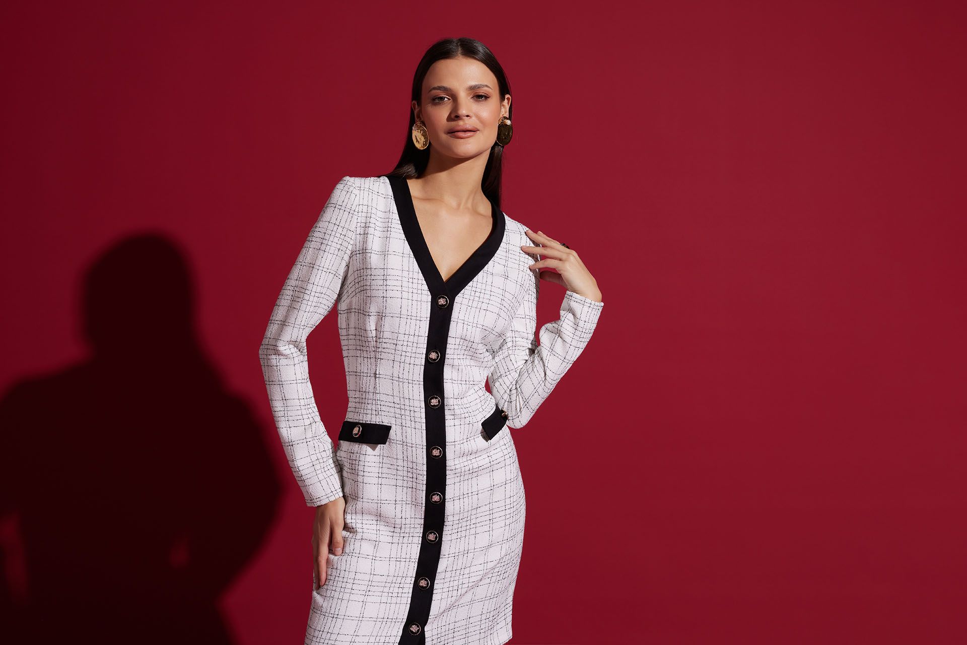 Biała elegancka sukienka w kratę Makalu