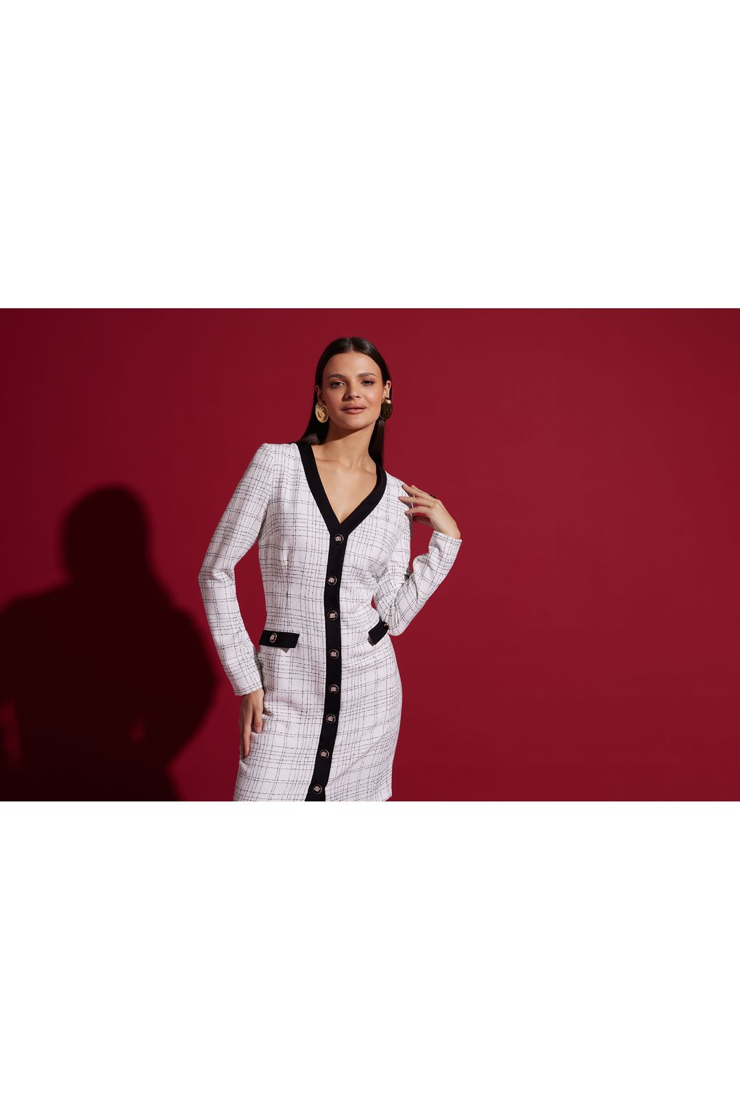 Biała elegancka sukienka w kratę Makalu