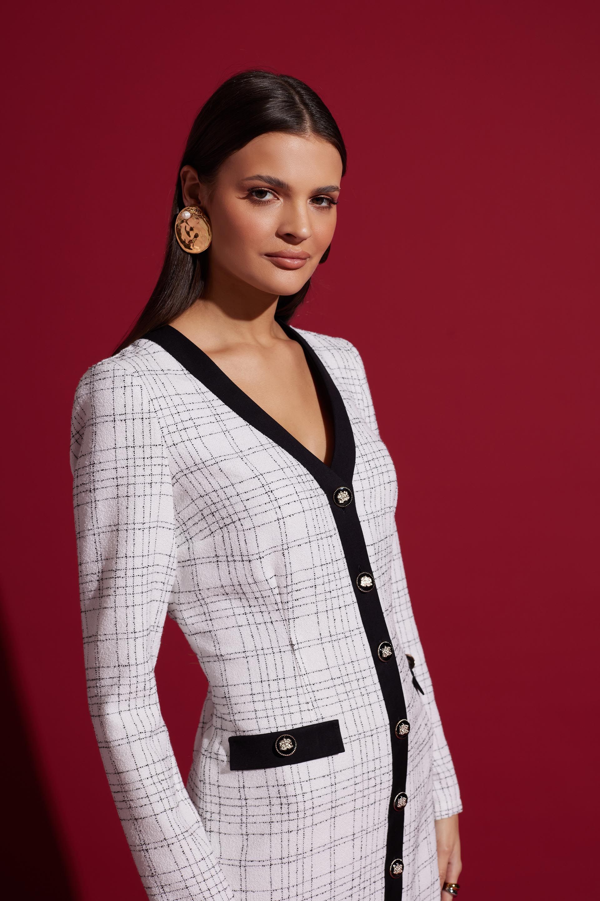 Biała elegancka sukienka w kratę Makalu