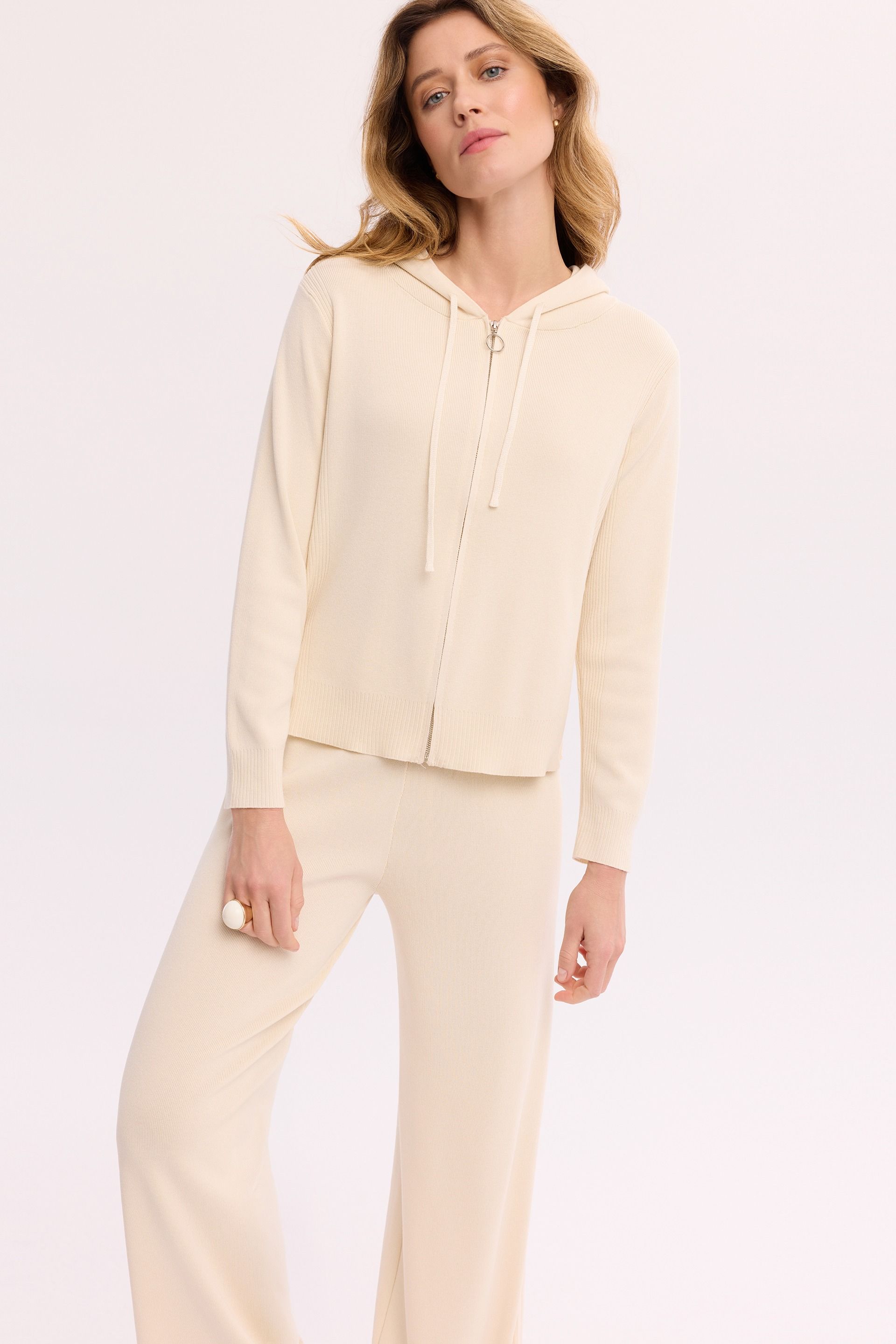 Swetrowa bluza ecru damska – dzianinowa bluza z kapturem