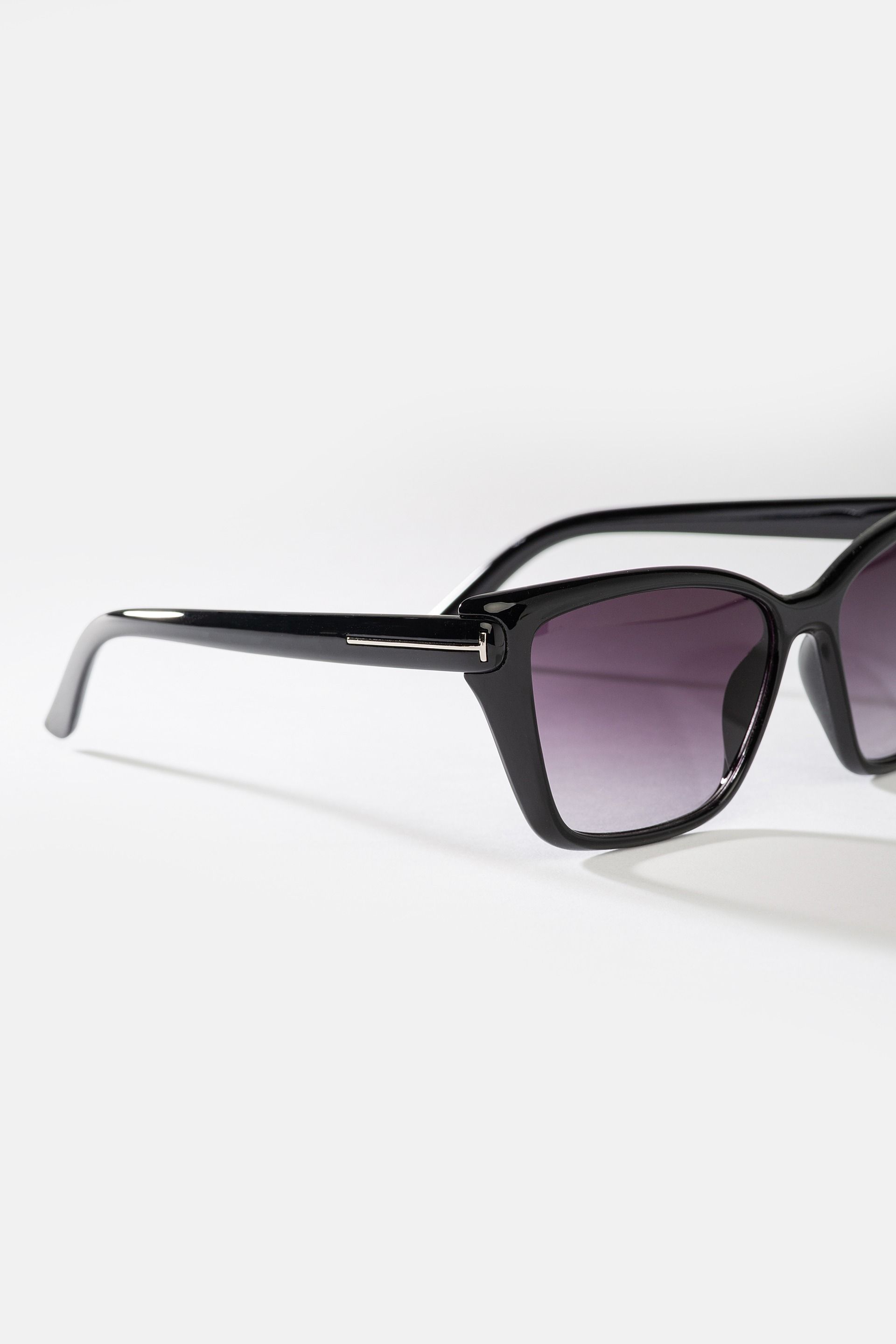 Czarne okulary przeciwsłoneczne damskie UV400 – klasyczne