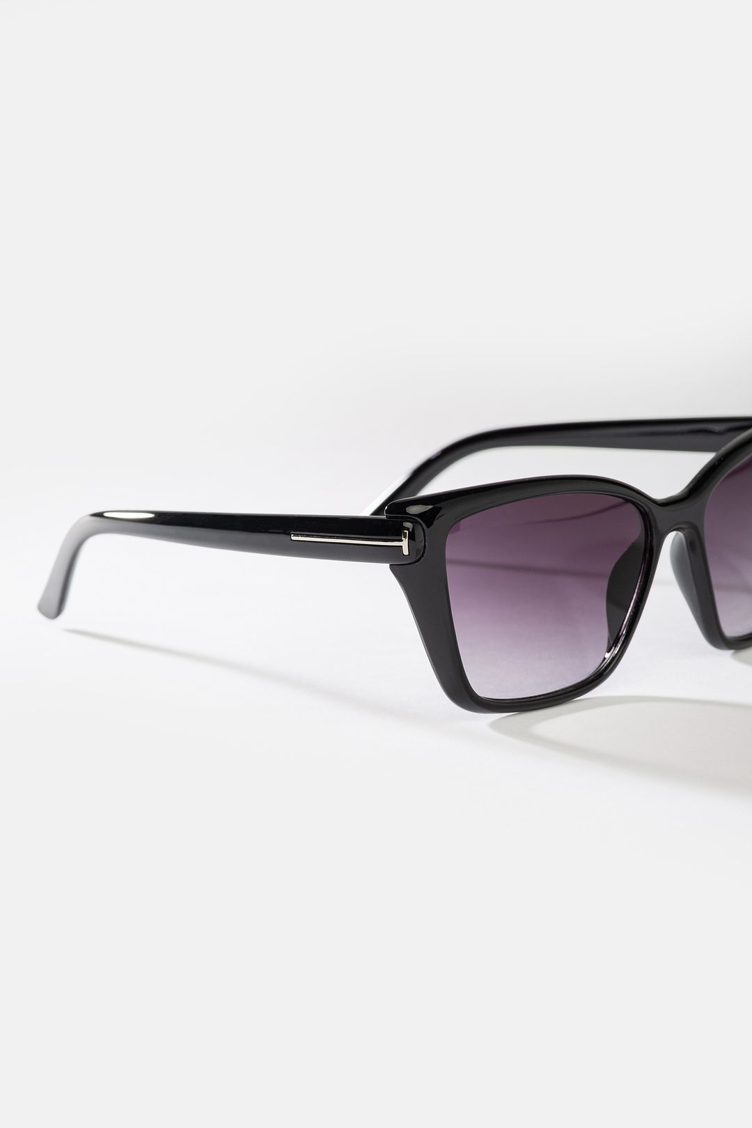 Czarne okulary przeciwsłoneczne damskie UV400 – klasyczne
