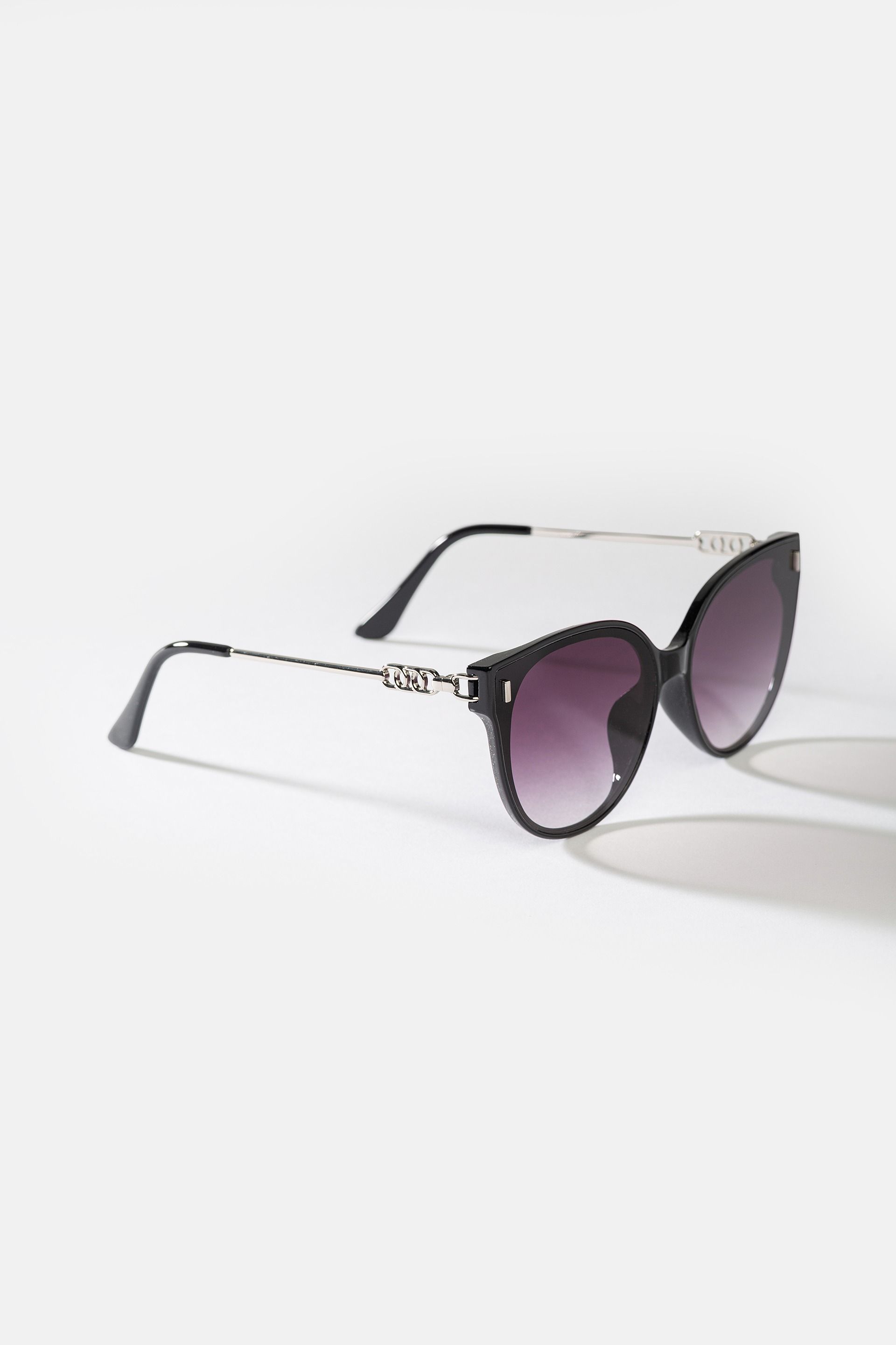 Czarne okulary przeciwsłoneczne damskie UV400 ze srebrnym detalem