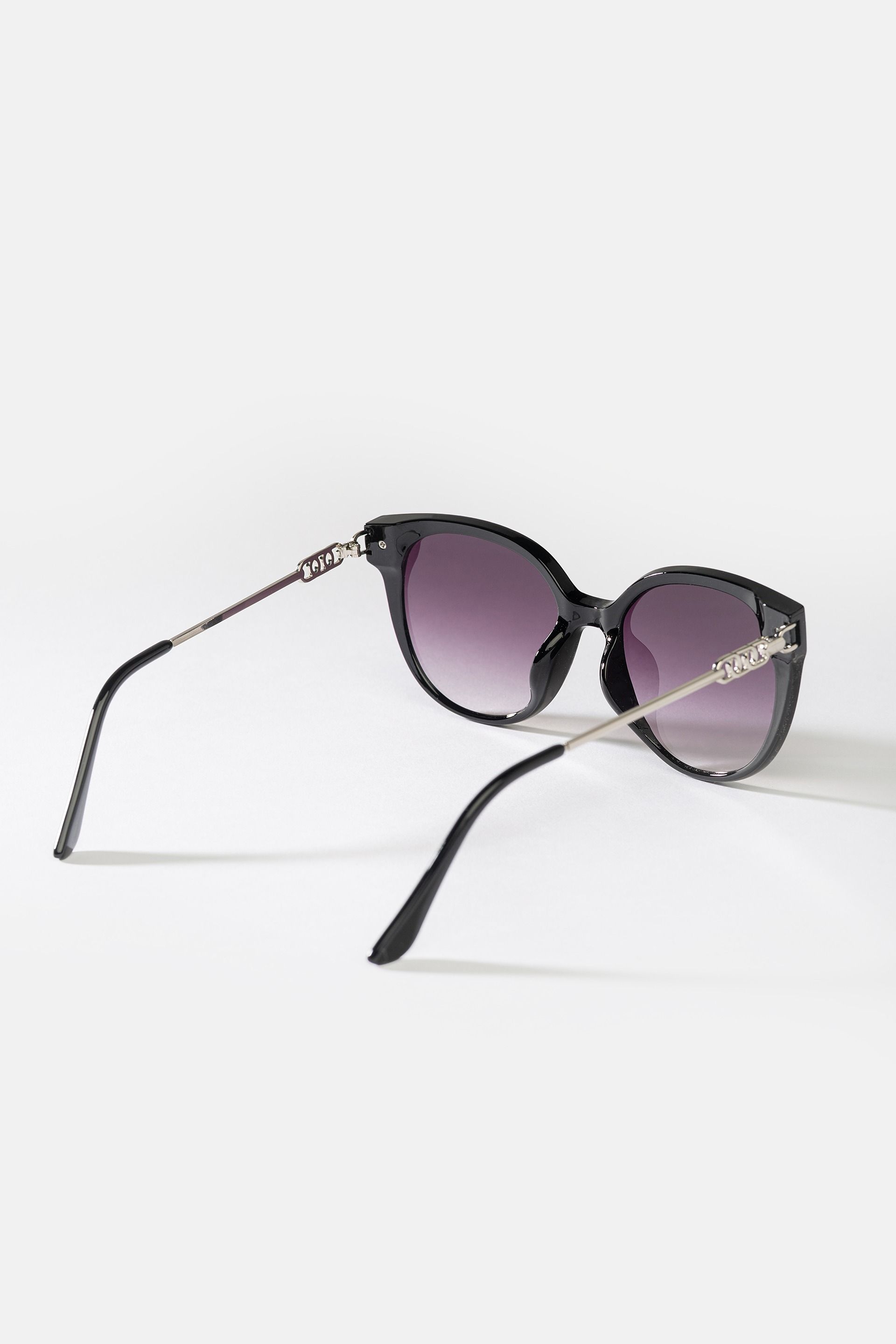 Czarne okulary przeciwsłoneczne damskie UV400 ze srebrnym detalem