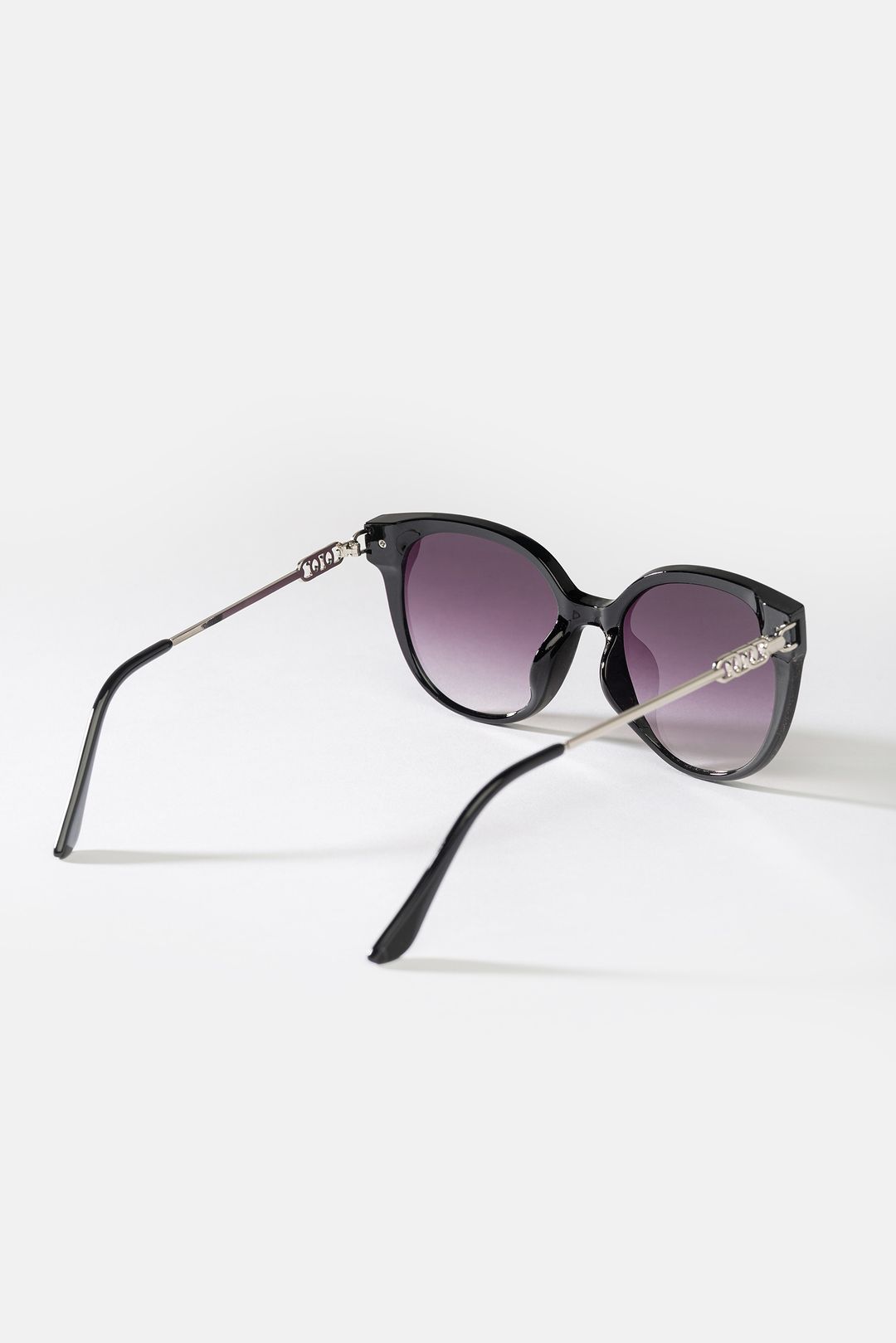 Czarne okulary przeciwsłoneczne damskie UV400 ze srebrnym detalem