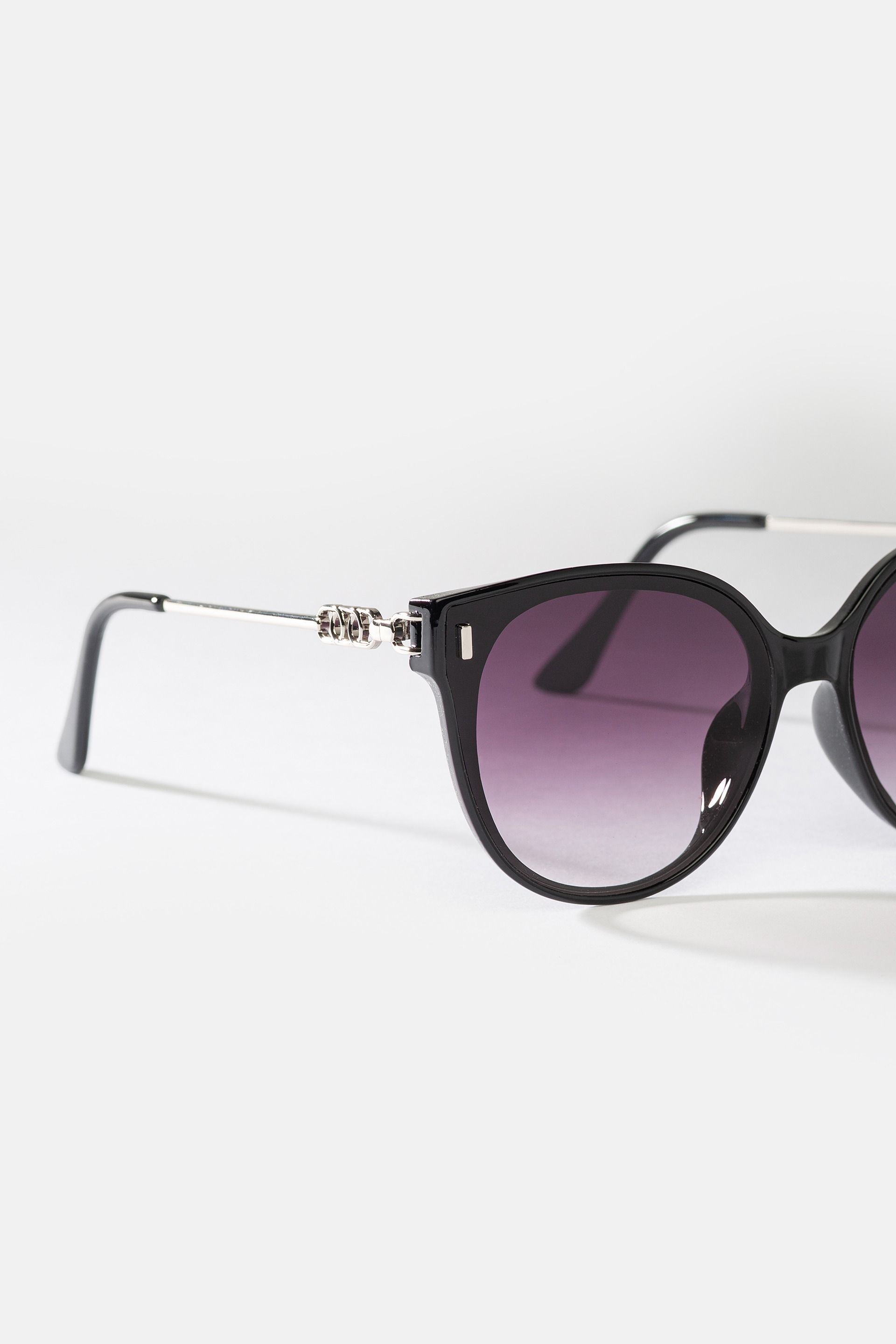 Czarne okulary przeciwsłoneczne damskie UV400 ze srebrnym detalem