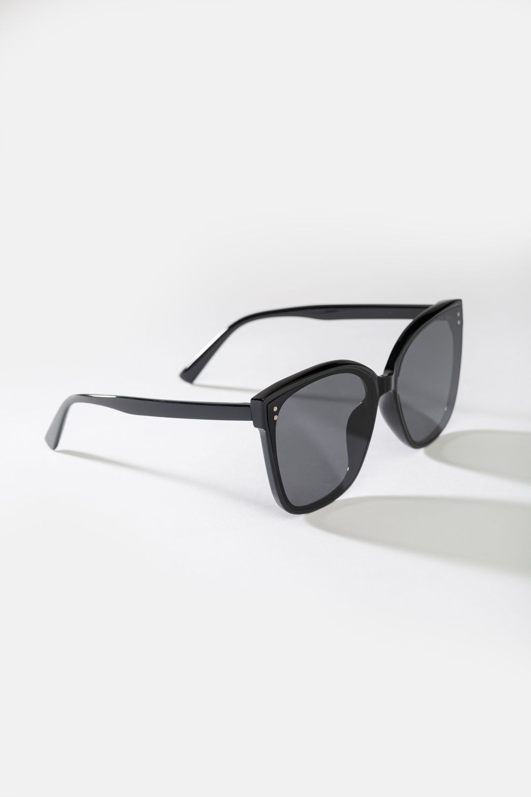 Czarne okulary przeciwsłoneczne damskie UV400 minimalistyczne