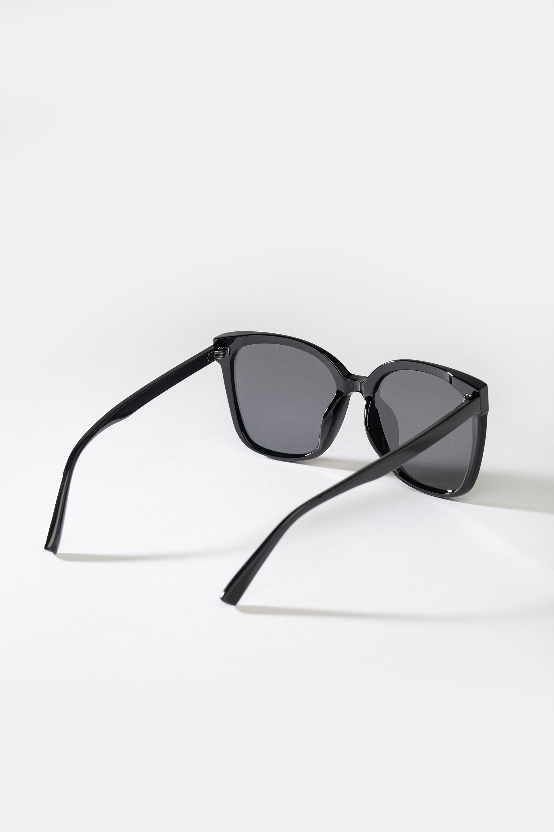 Czarne okulary przeciwsłoneczne damskie UV400 minimalistyczne