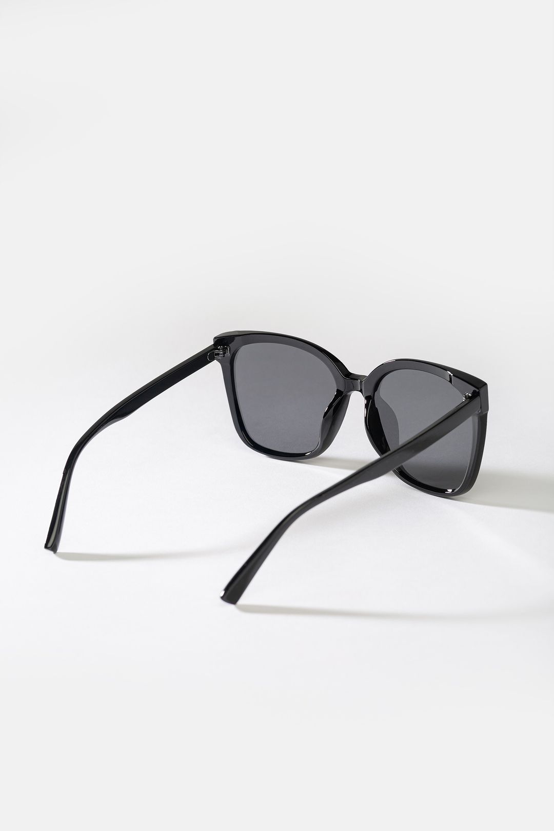 Czarne okulary przeciwsłoneczne damskie UV400 minimalistyczne