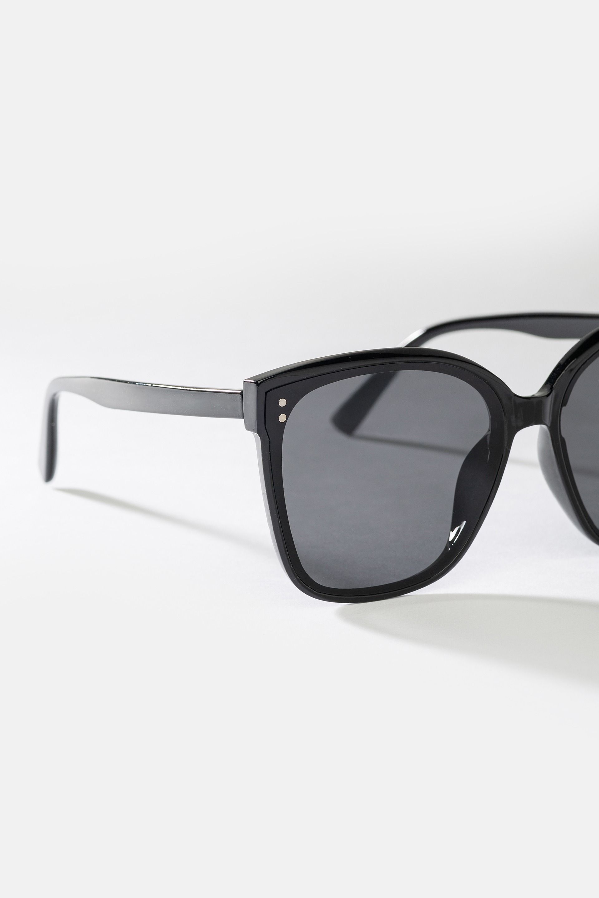 Czarne okulary przeciwsłoneczne damskie UV400 minimalistyczne