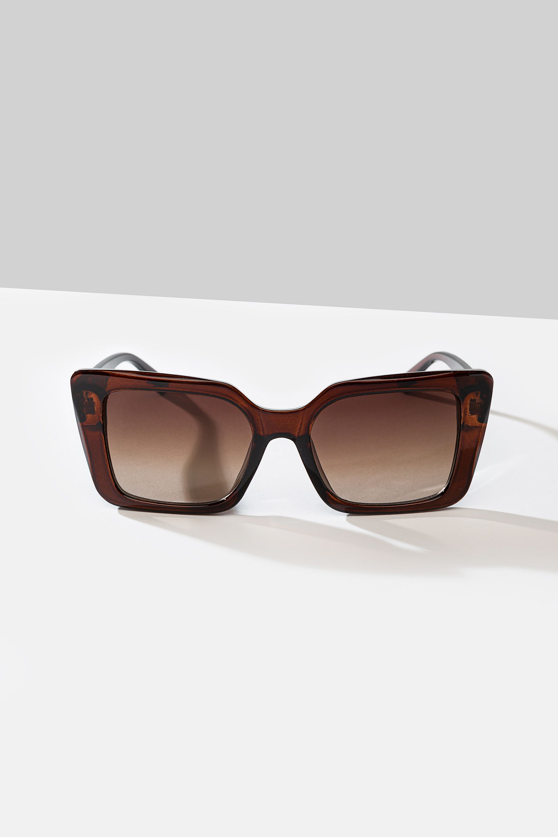 Trapezowe okulary przeciwsłoneczne w brązowej oprawce