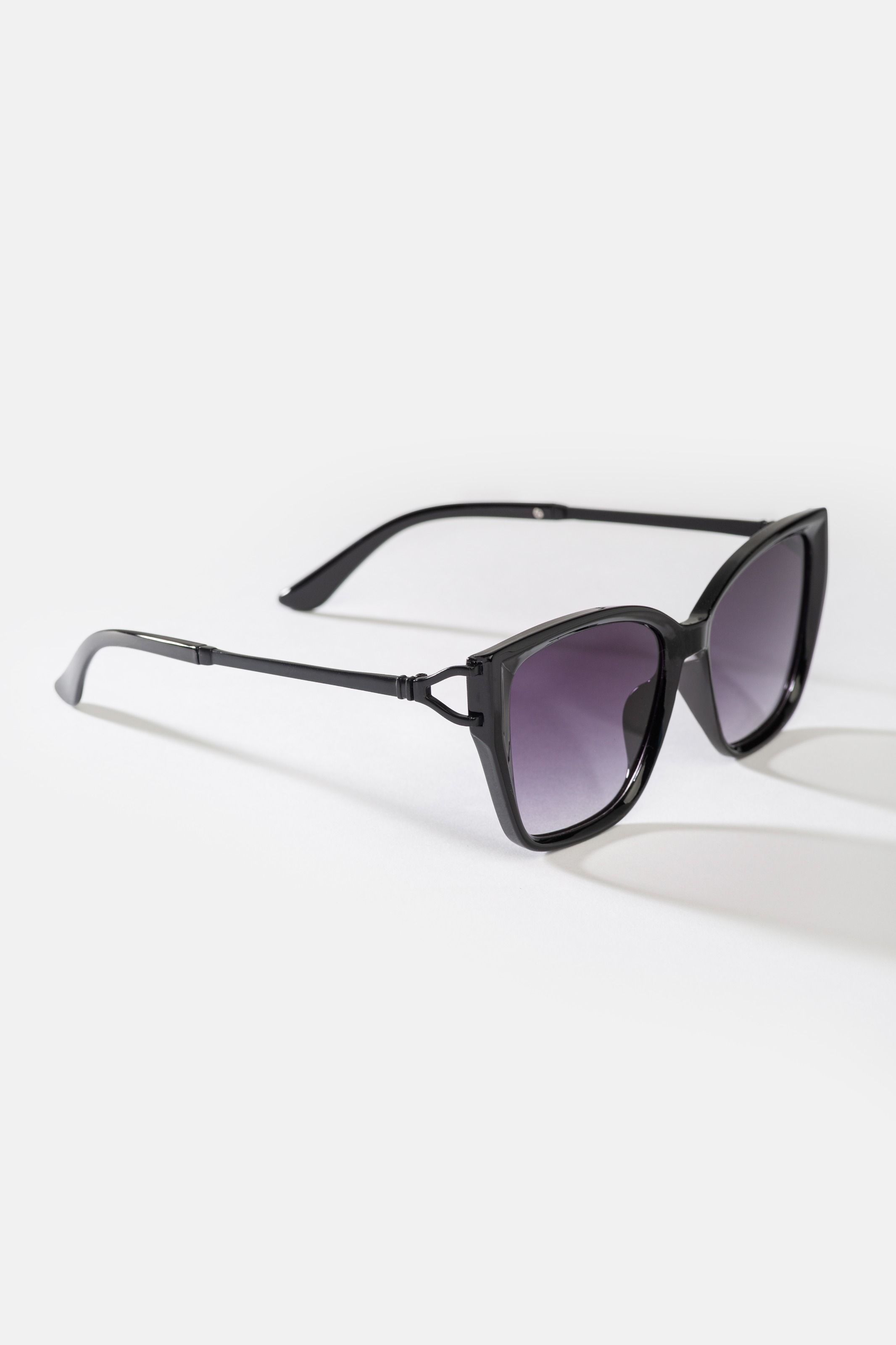 Czarne okulary przeciwsłoneczne damskie UV400 – szerokie