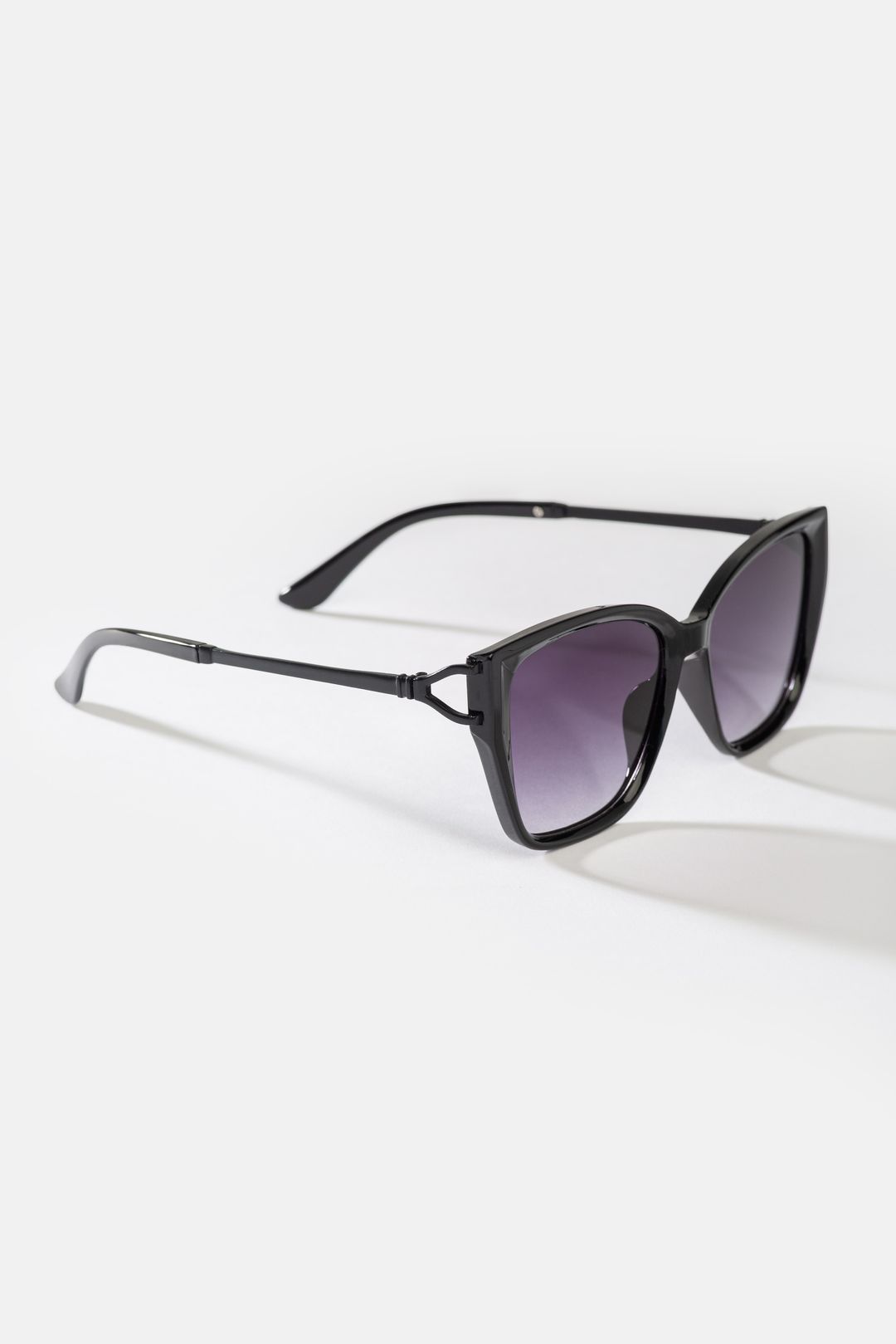 Czarne okulary przeciwsłoneczne damskie UV400 – szerokie