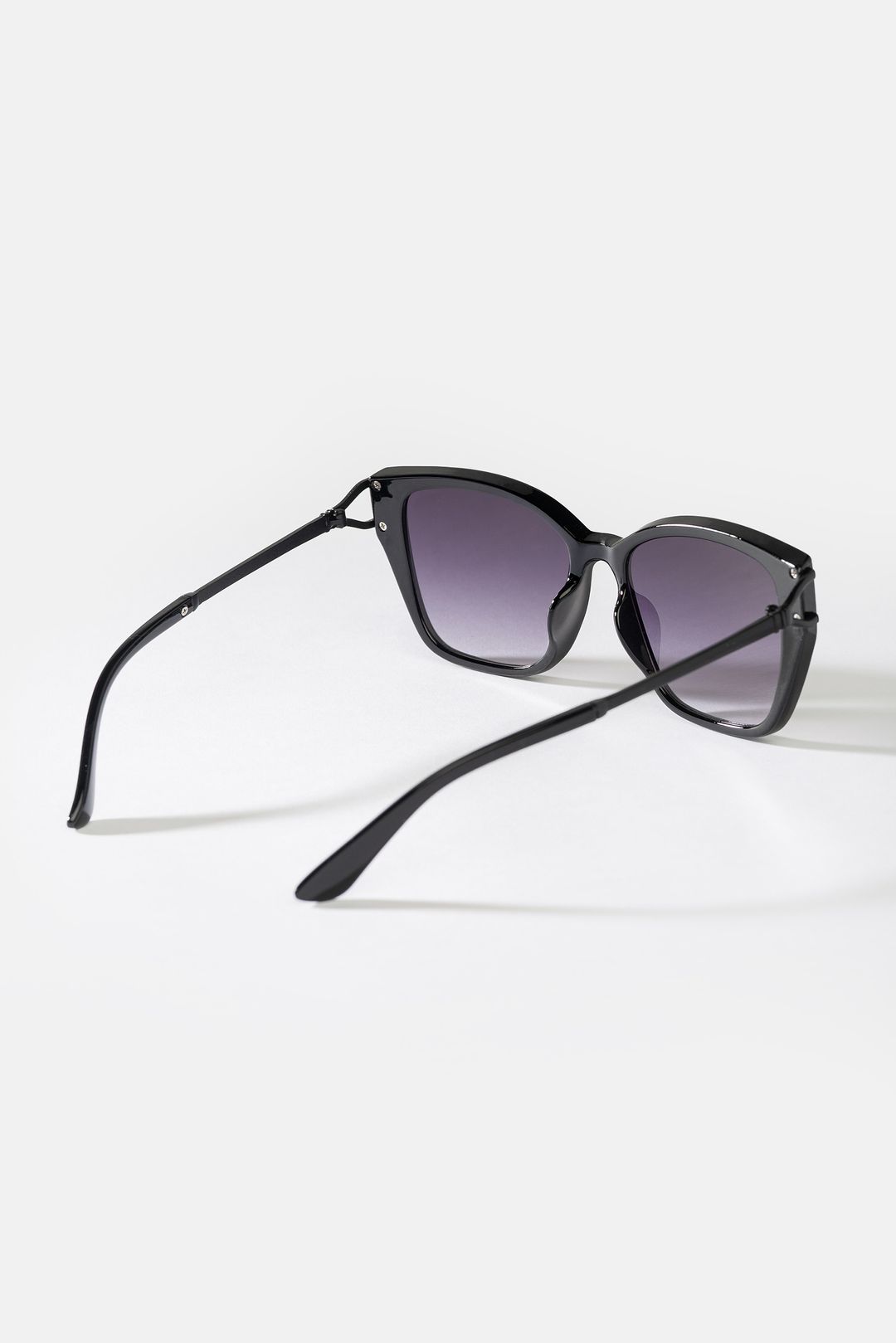 Czarne okulary przeciwsłoneczne damskie UV400 – szerokie