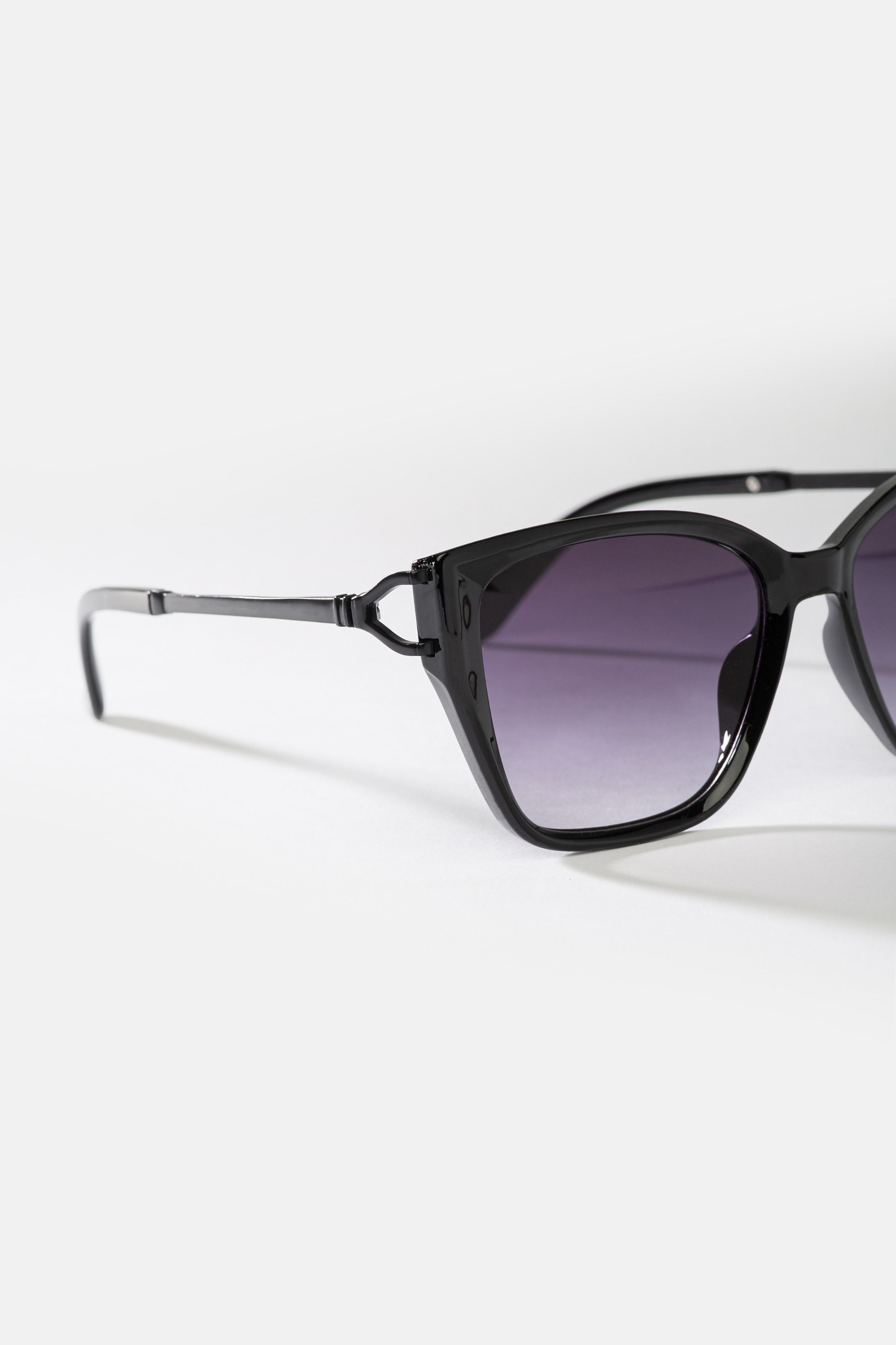 Czarne okulary przeciwsłoneczne damskie UV400 – szerokie