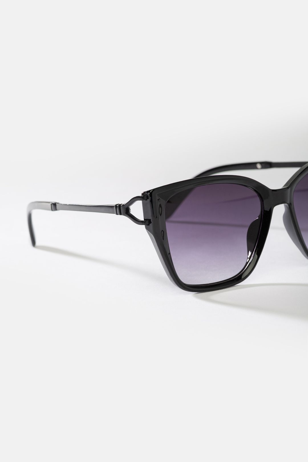Czarne okulary przeciwsłoneczne damskie UV400 – szerokie