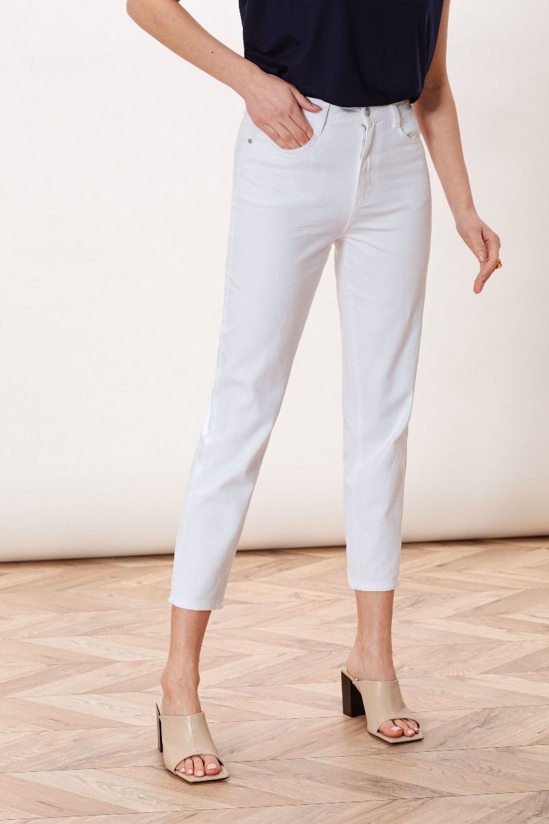 Białe jeansy ze zwężaną nogawką 