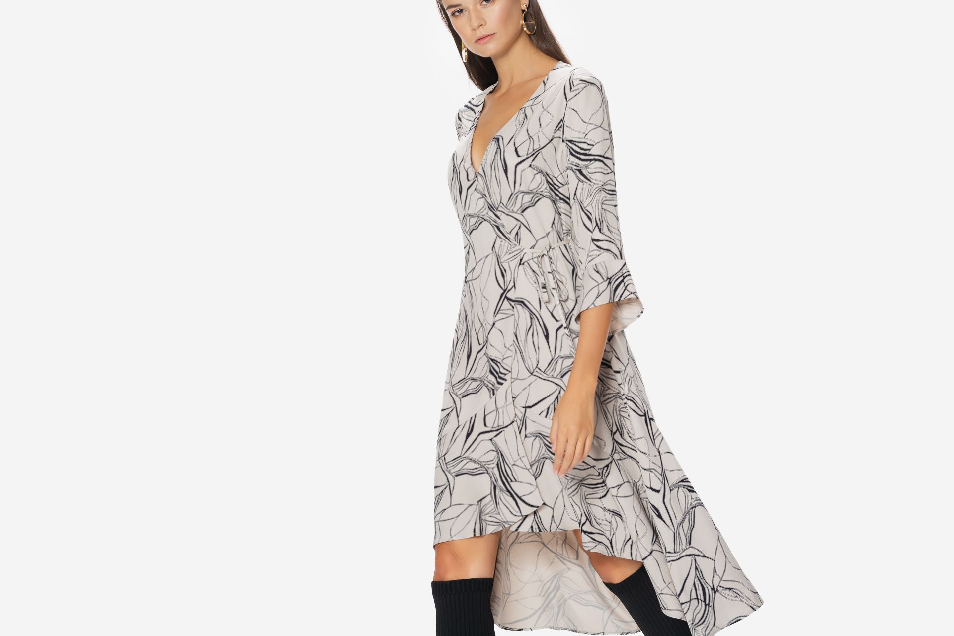 Wzorzysta sukienka kopertowa z falbaną Makalu