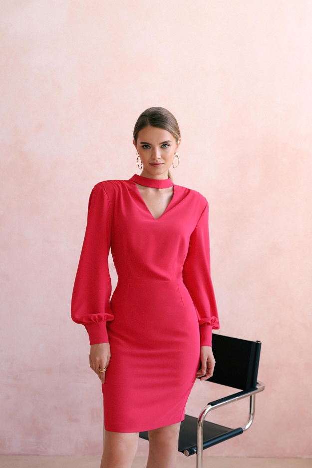 Różowa ołówkowa sukienka z marszczeniami Makalu