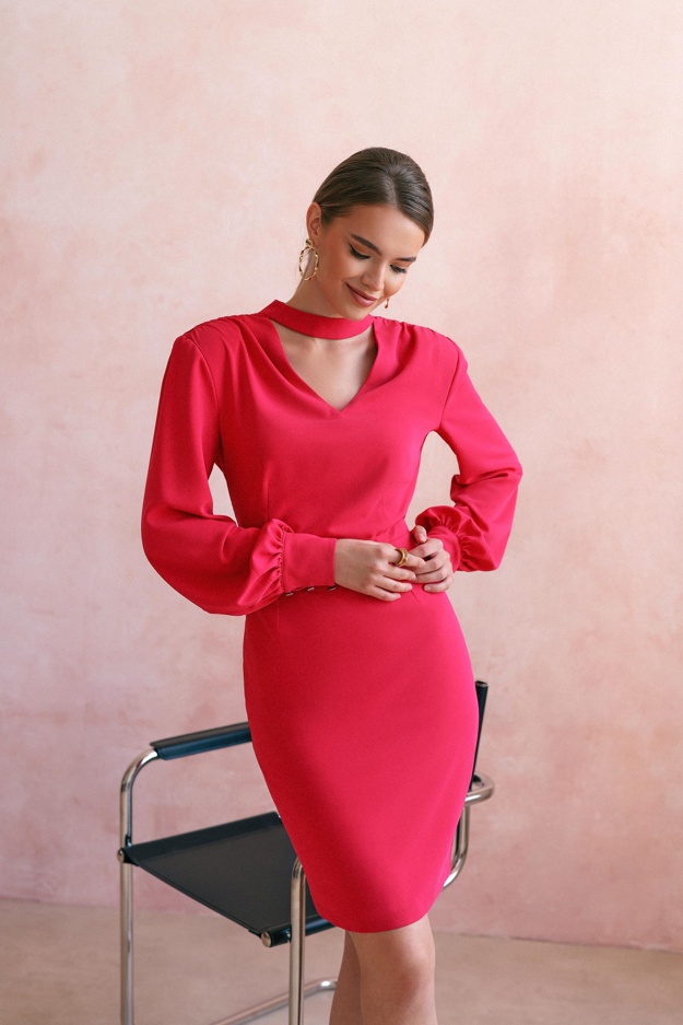 Różowa ołówkowa sukienka z marszczeniami Makalu