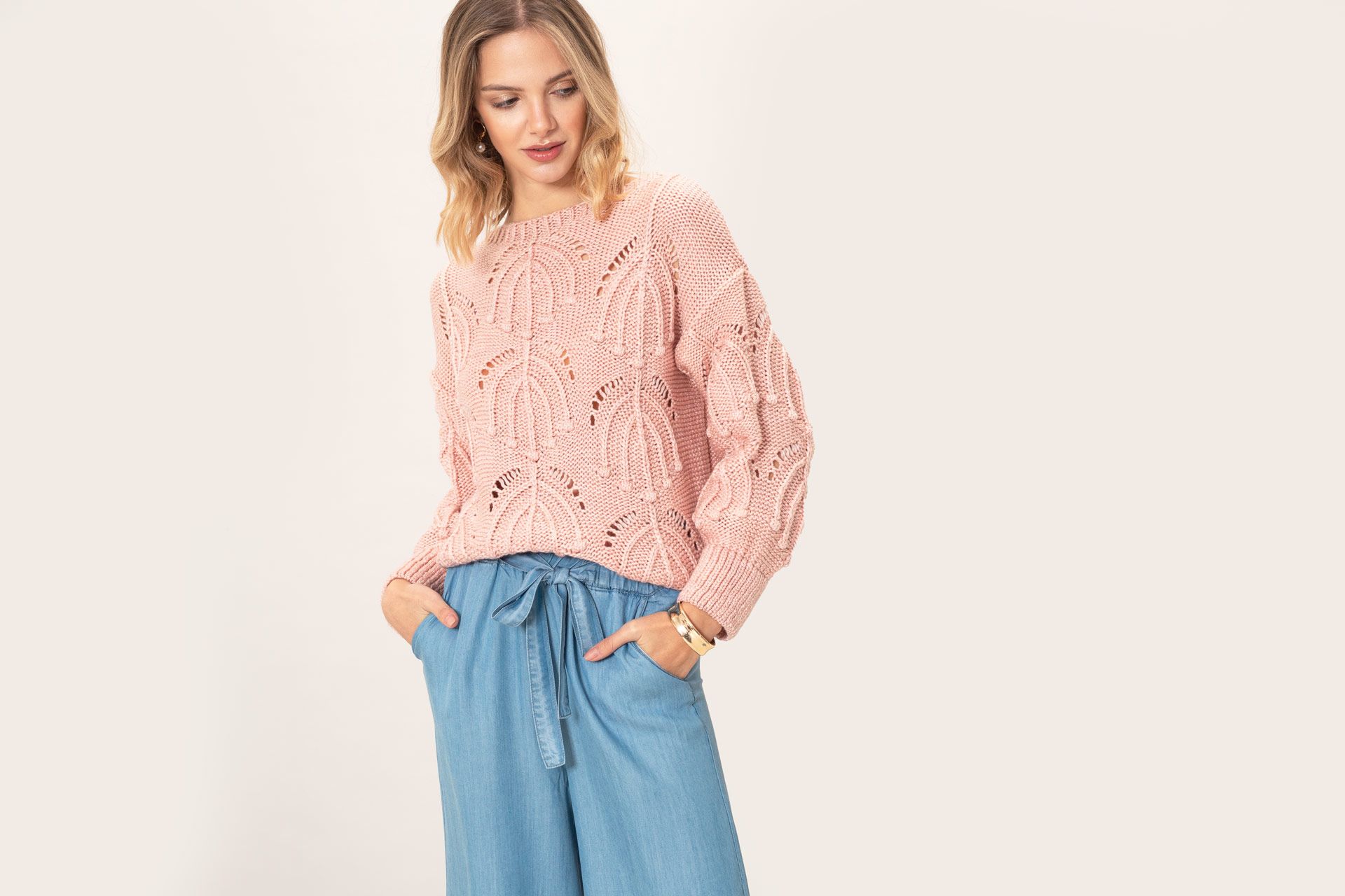 Krótki sweter z ozdobnym drapowaniem Makalu