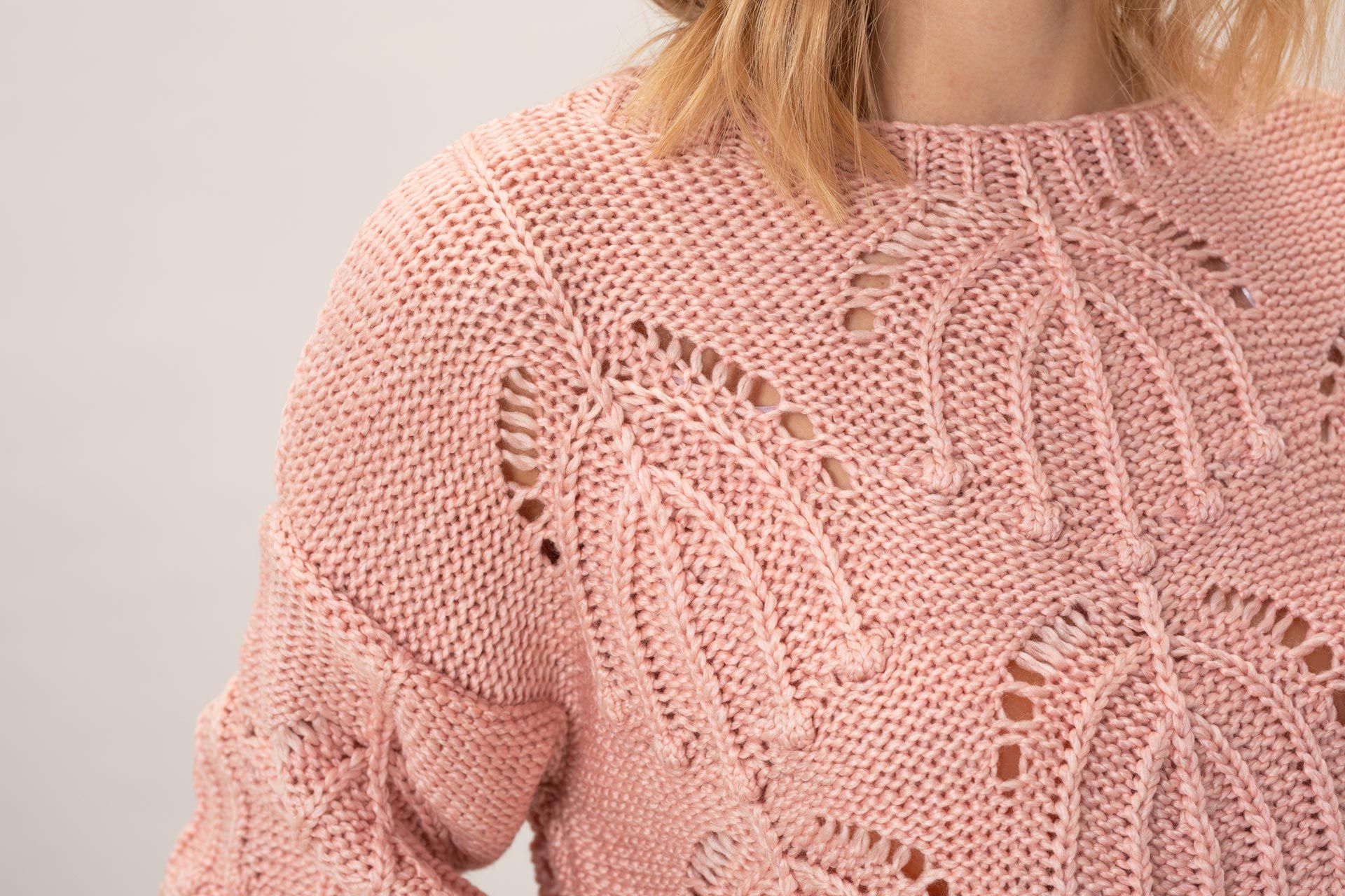 Krótki sweter z ozdobnym drapowaniem Makalu