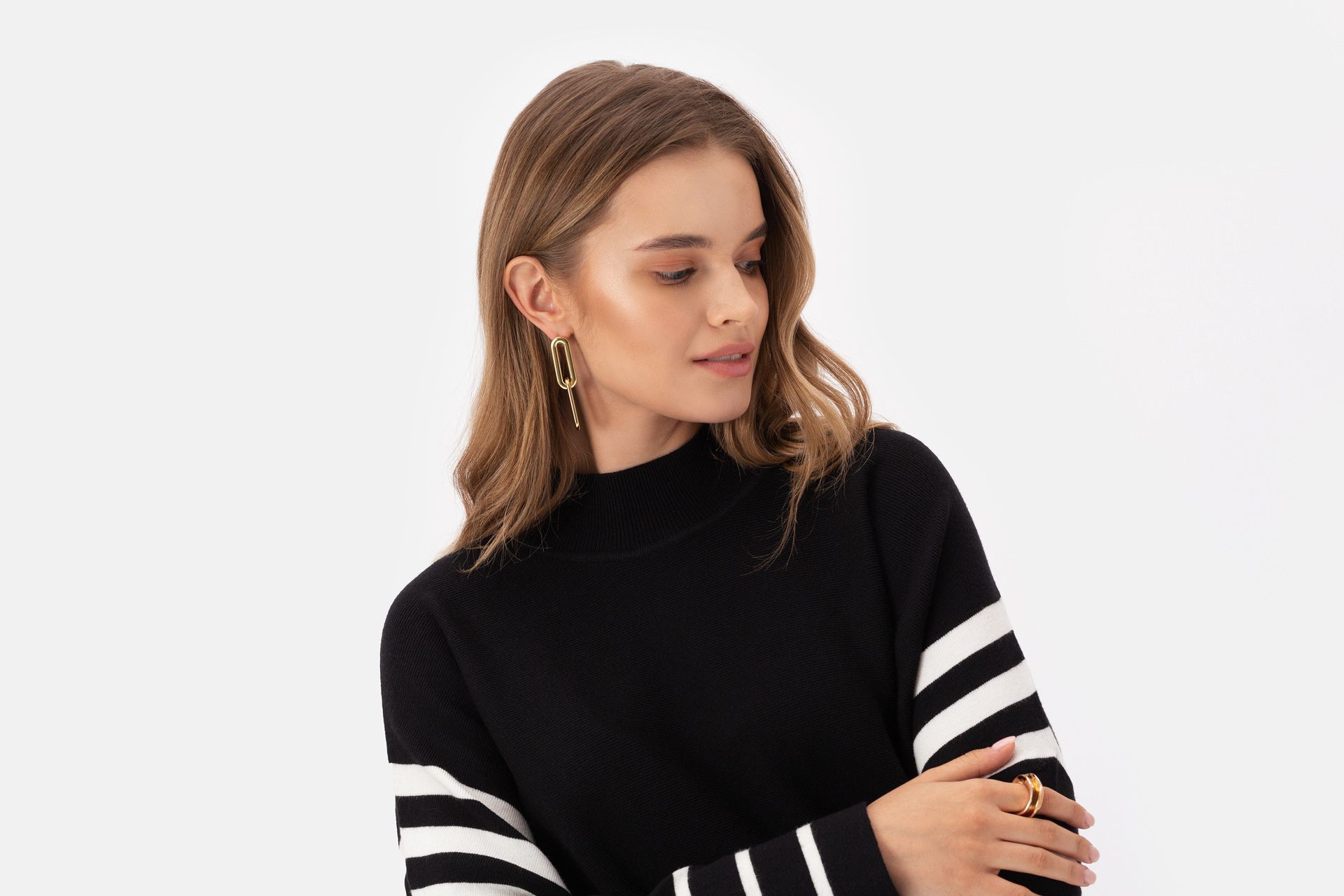 Czarny sweter oversize w białe pasy Makalu