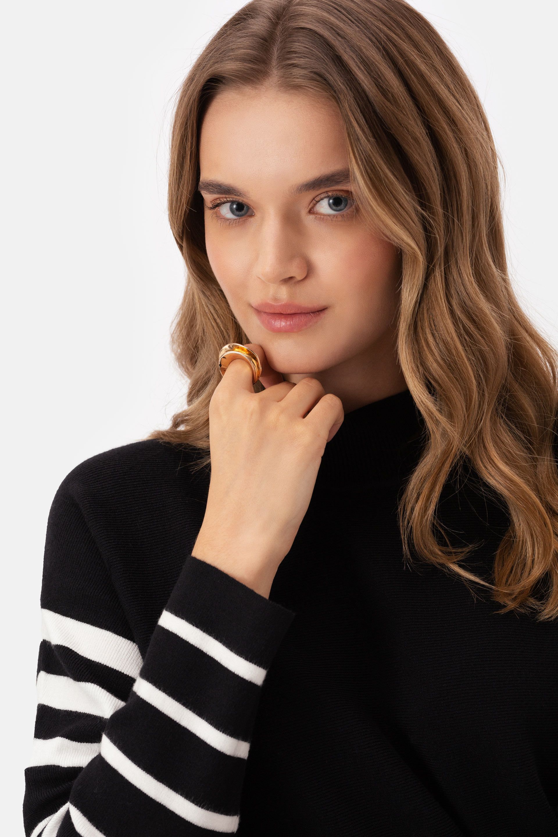 Czarny sweter oversize w białe pasy Makalu