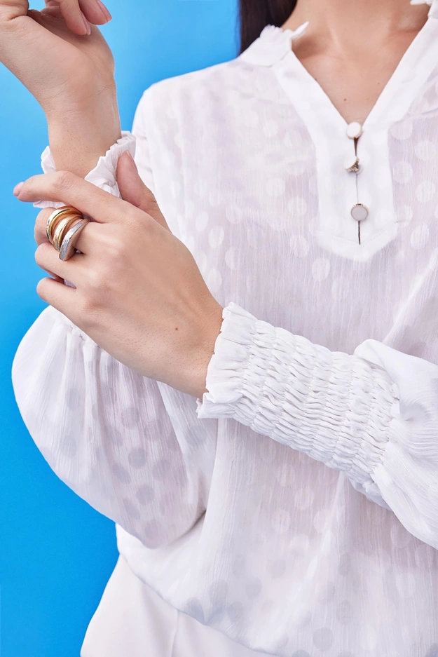 Biała elegancka bluzka z motywem groszków Makalu