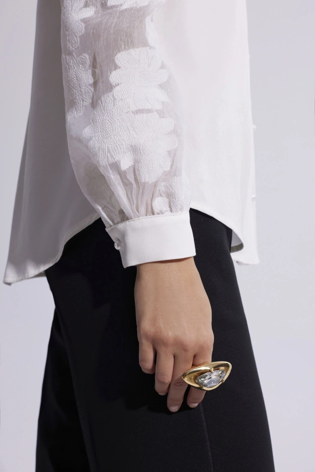 Biała bluzka z ozdobnymi rękawami Makalu