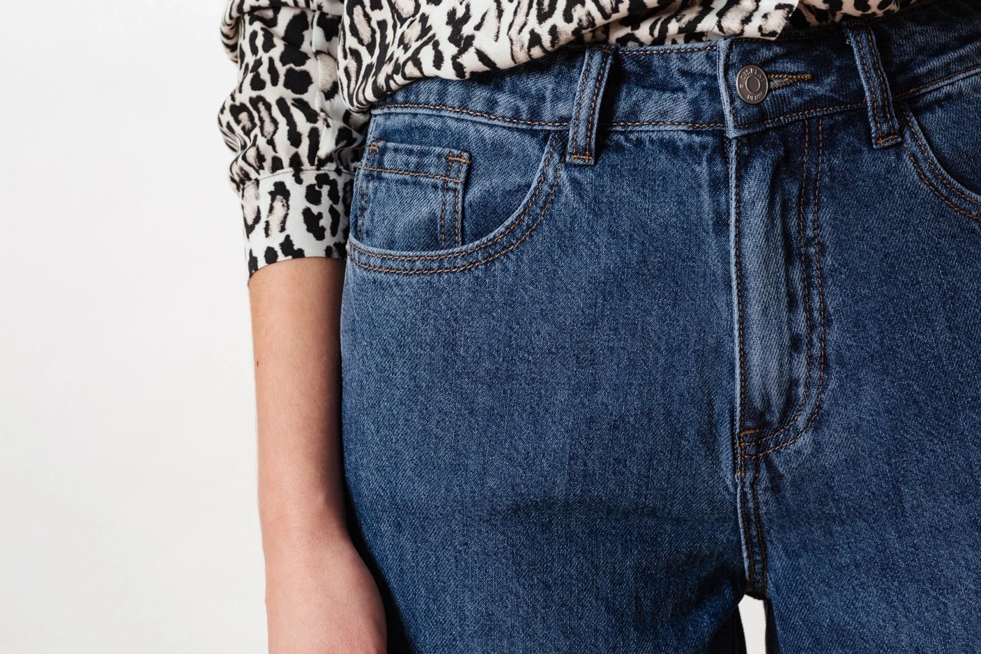 Komfortowe jeansy w ciemnoniebieskim kolorze Makalu