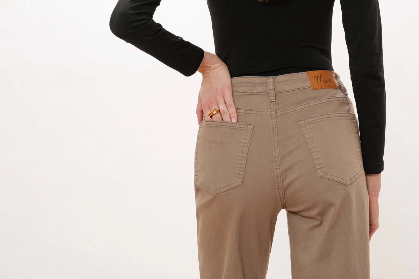 Ciemnobeżowe jeansy ze zwężaną nogawką Makalu