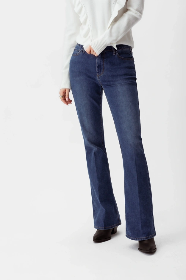 Spodnie jeansowe z kantem i rozszerzaną nogawką Makalu