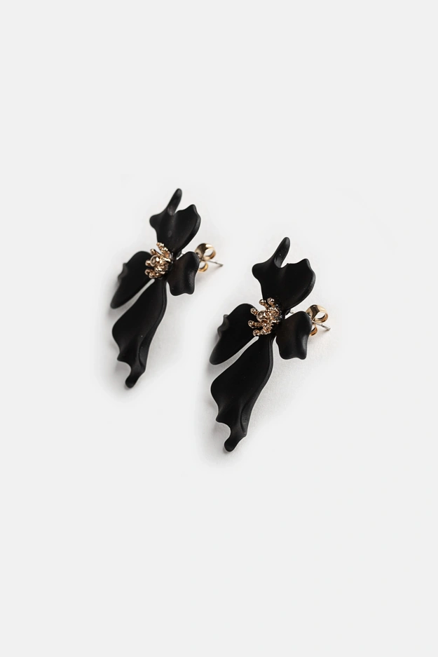 Czarne kolczyki w kształcie kwiatów Makalu