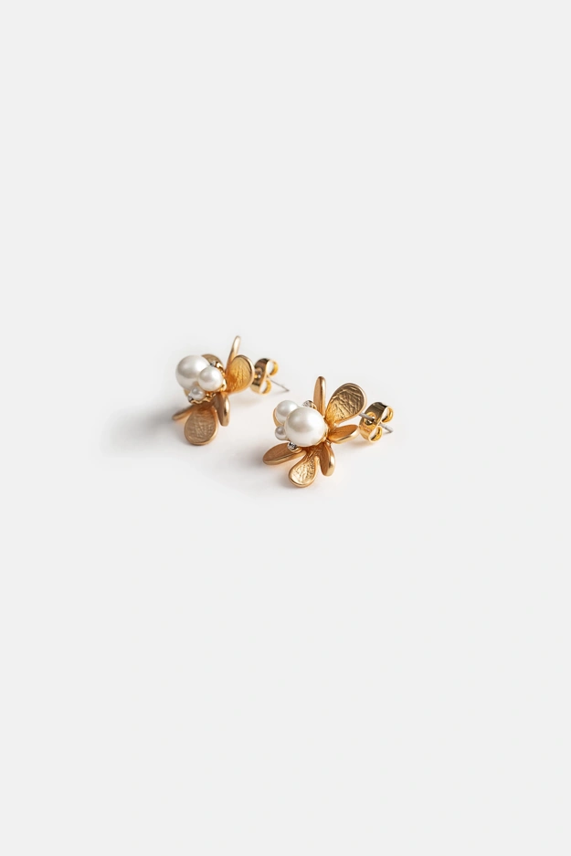 Pozłacane kolczyki w kształcie kwiatów z perłami Makalu