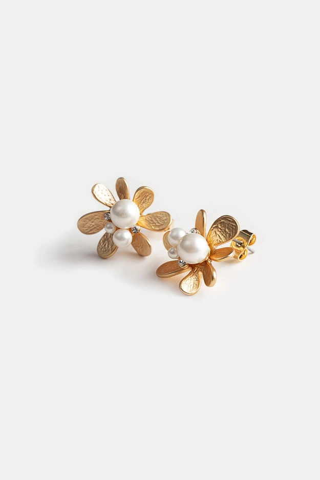 Pozłacane kolczyki w kształcie kwiatów z perłami Makalu