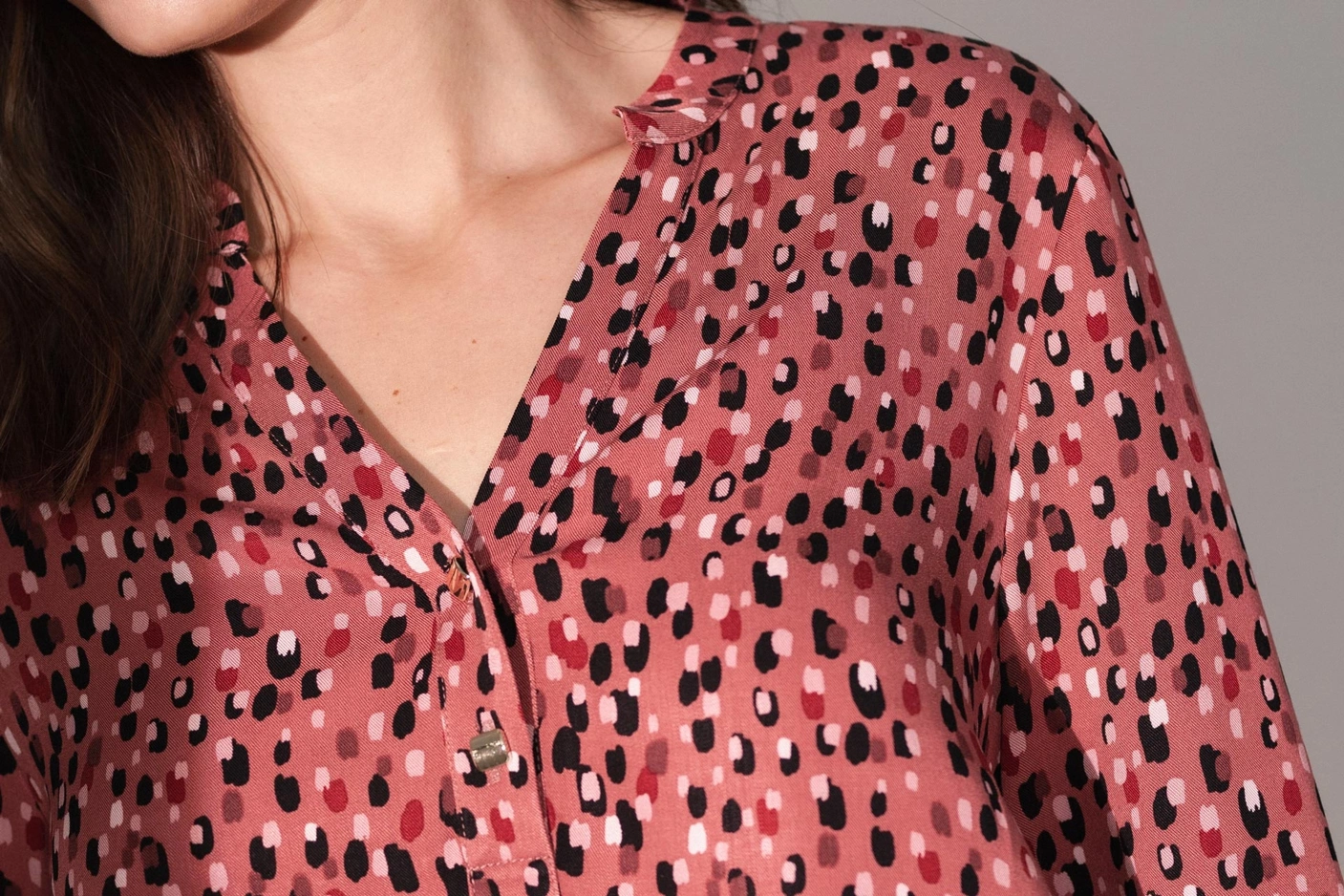 Różowa bluzka w asymetryczne grochy Makalu