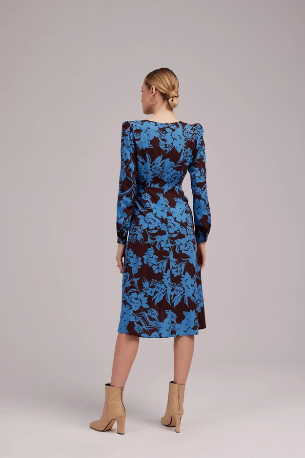 Niebieska sukienka we wzory Makalu