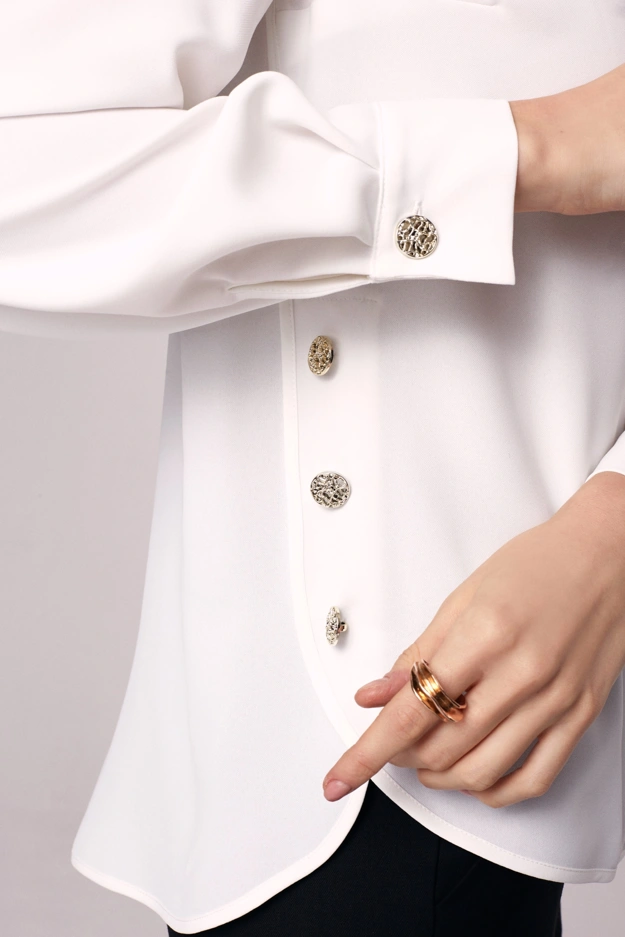 Kremowa elegancka bluzka z ozdobnymi guzikami Makalu