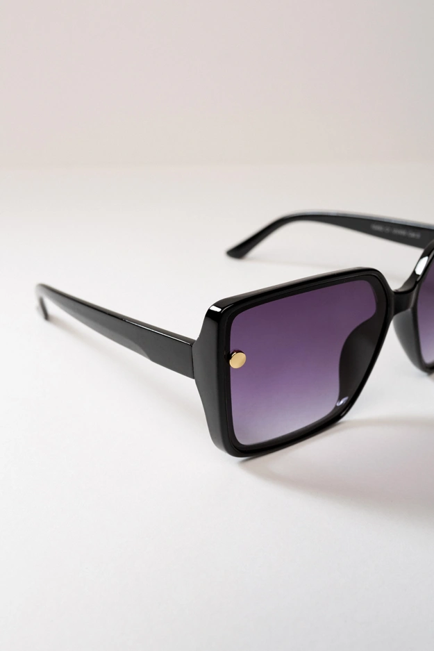 Czarne okulary przeciwsłoneczne ze złotymi akcentami Makalu