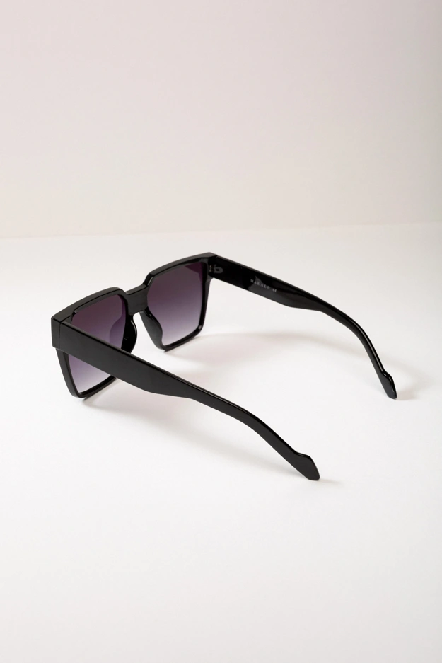 Nowoczesne okulary przeciwsłoneczne w czarnej oprawce Makalu