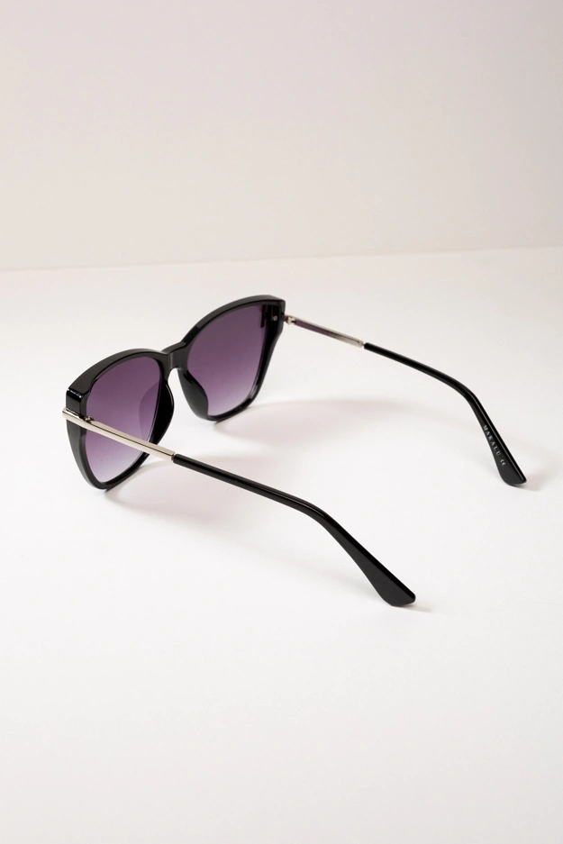 Klasyczne okulary przeciwsłoneczne ze srebrnymi akcentami Makalu
